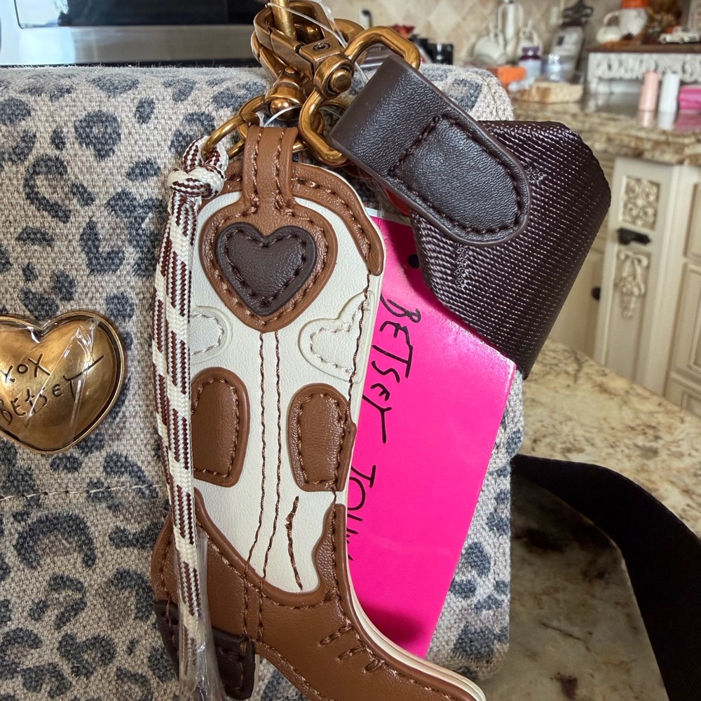 Betsy Johnson Leopard Print Women's Bag with Cowboy boot keychain - Picture 5 of 7